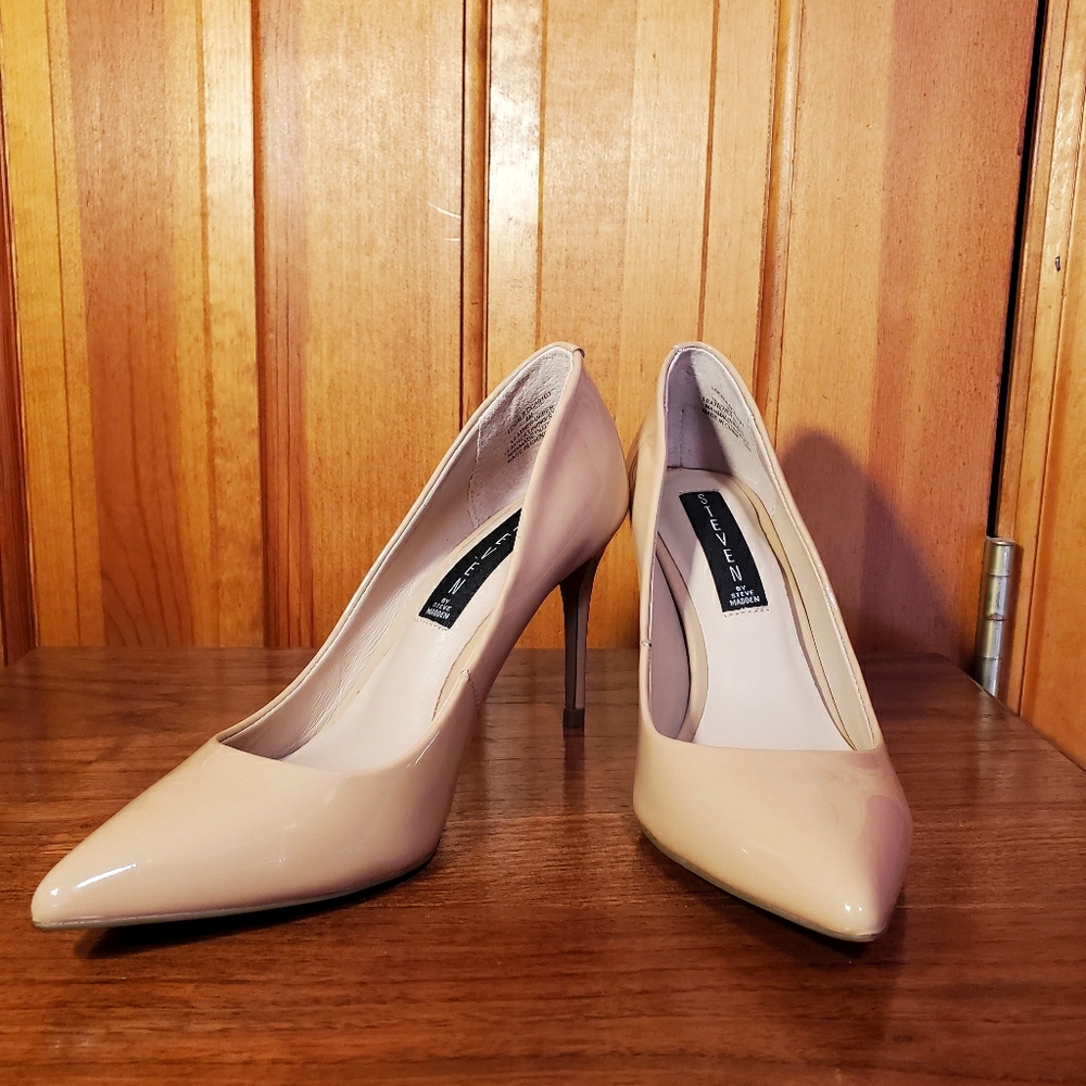 Nude pointed toe pumps